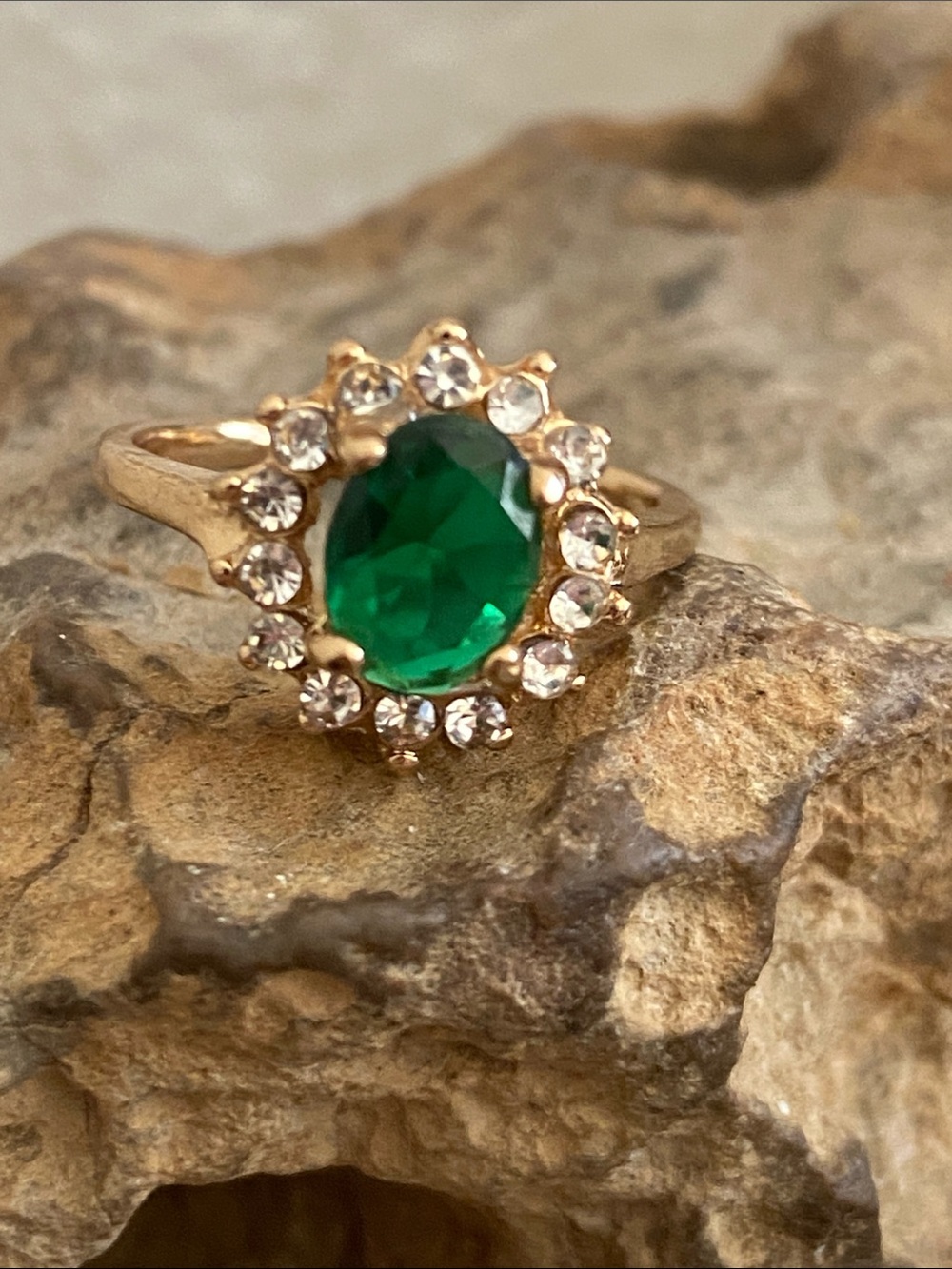 5/$10❤️❤️❤️NEW Green Faceted Glass Cabochon Rhinestoned Halo Ring